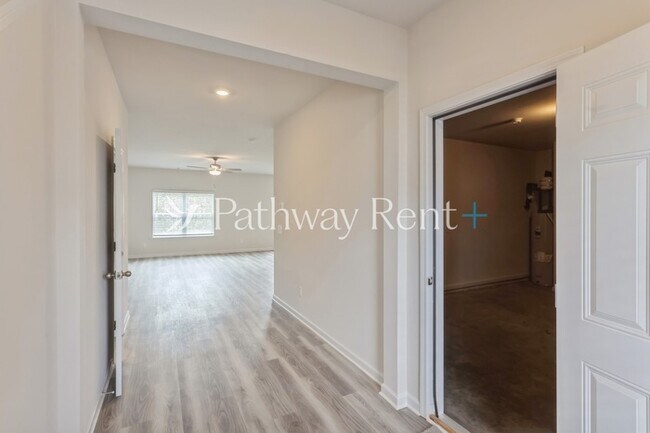 Building Photo - 608 Mackenzie Cv