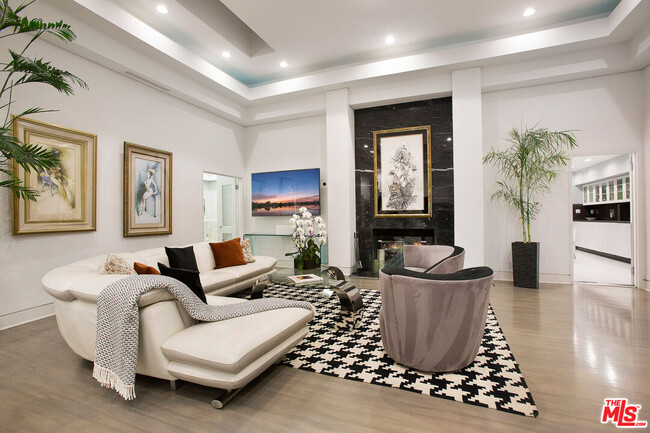 Building Photo - 1166 San Ysidro Dr