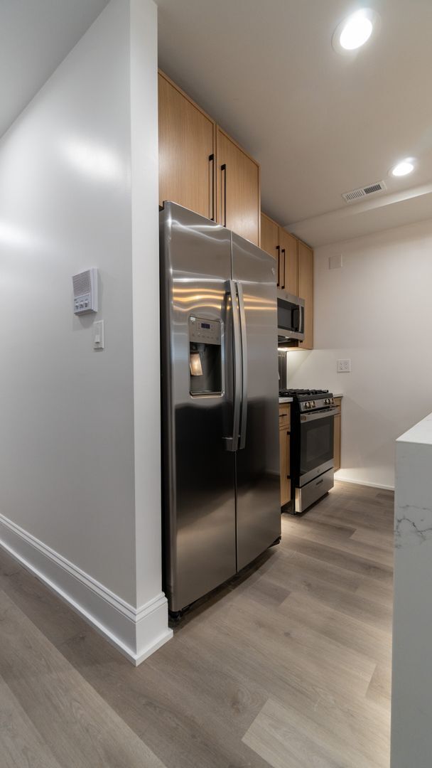 Building Photo - Contemporary 2-Bed, 2-Bath Garden Apartment in Uptown – Move-In Ready!