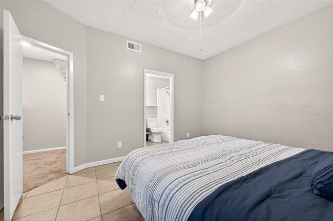 Building Photo - 10855 Meadowglen Ln
