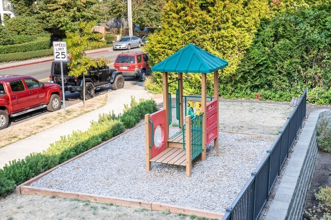 Building Photo - 3B/3B cozy townhome