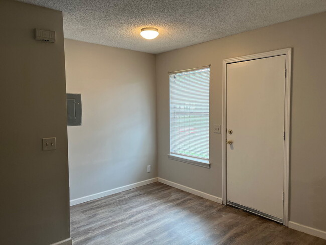 Building Photo - 2 BEDROOM 11/2 BATH TOWNHOME  MINUTES TO D...