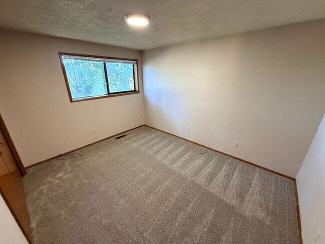 Building Photo - Two Bedroom Duplex in South Salem