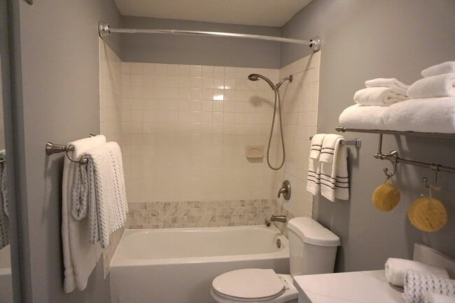 Building Photo - 2650 Brookwood Way Dr