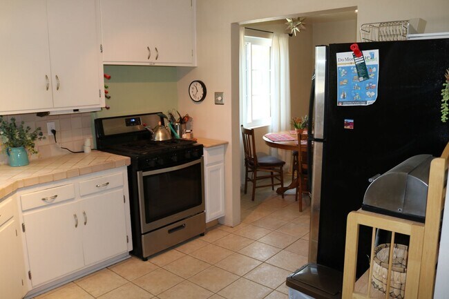 Building Photo - Two bedroom one bath fully furnished located in central Tucson!