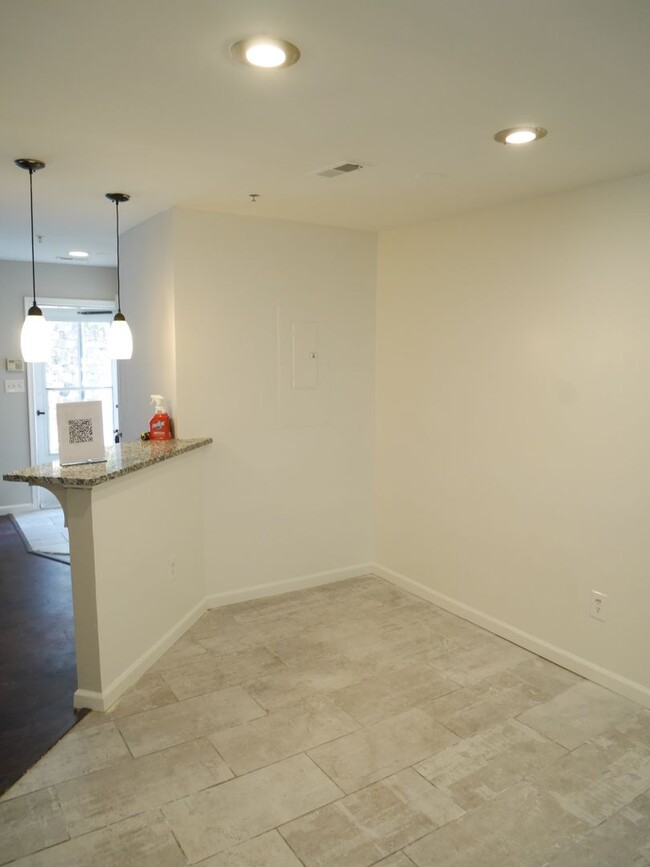 Building Photo - Move in Ready Townhouse!