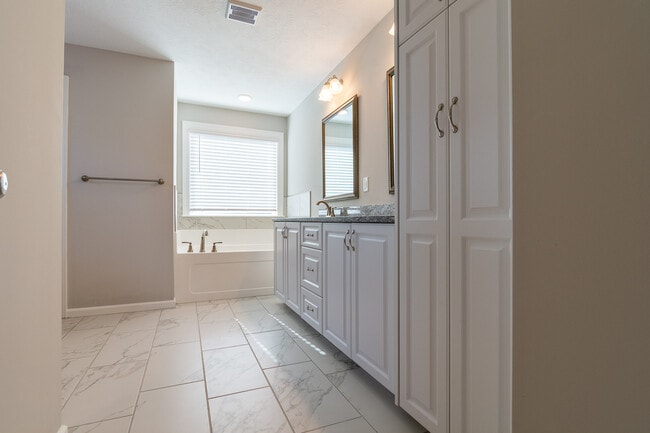 Building Photo - 811 Lillian Pk Dr