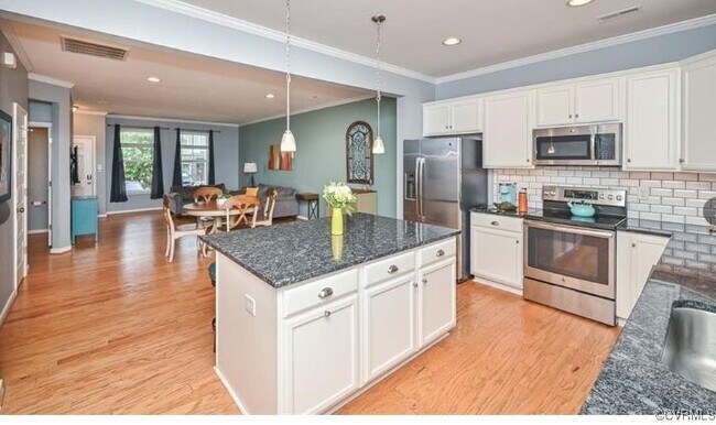 Building Photo - 8013 Rutland Village Dr
