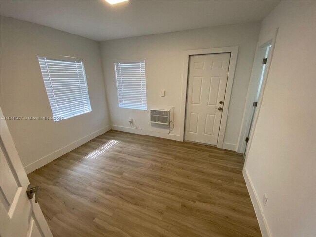 Building Photo - 11310 Peachtree Dr