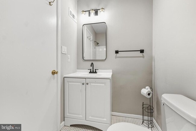 Building Photo - 18 Madison St