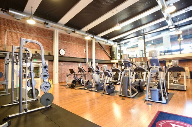 Building Photo - Spacious, Luxurious Modern 2 Bedroom, 2 Bathroom condo on the Top Floor of the Highly Desired Pla...