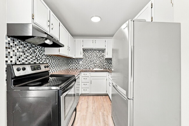 Building Photo - $1,195.95 1 bed, 1 bathroom, located in Aurora with a washer and dryer.