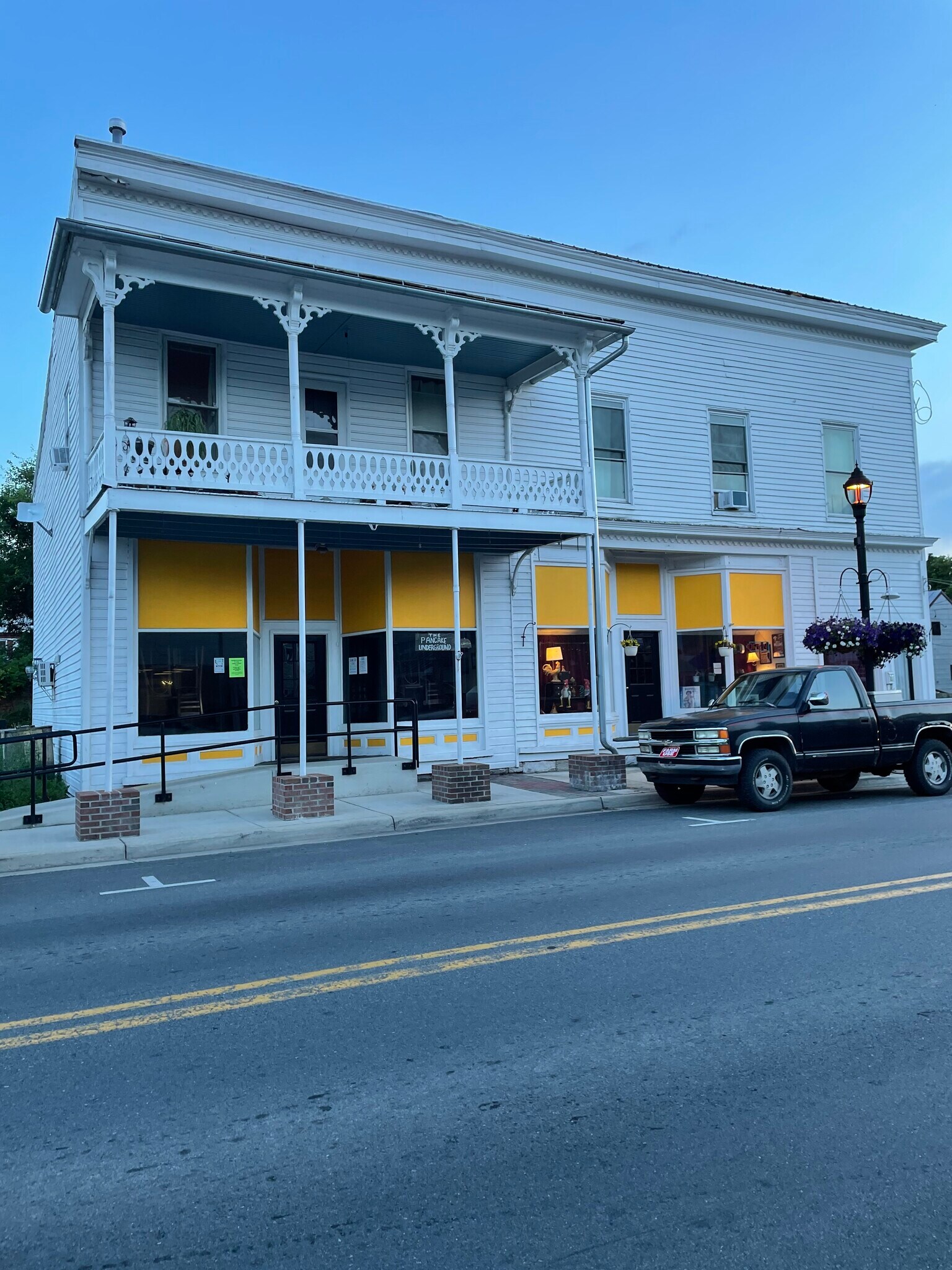 Building Photo - 221 W King St