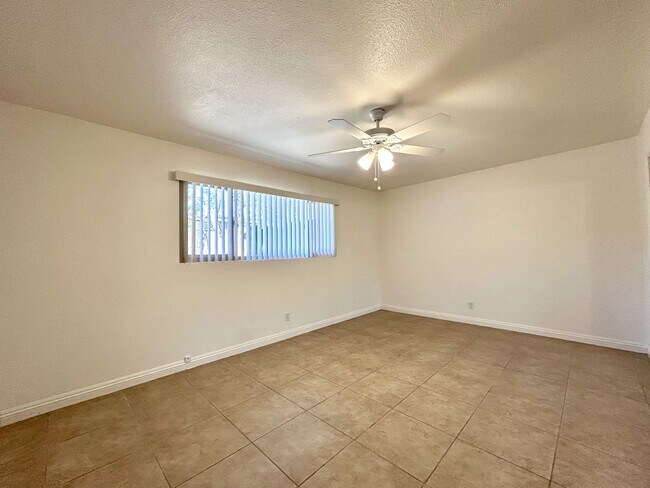 Building Photo - AVAILABLE NOW!! 2 Bedroom 1 Bathroom Apart...