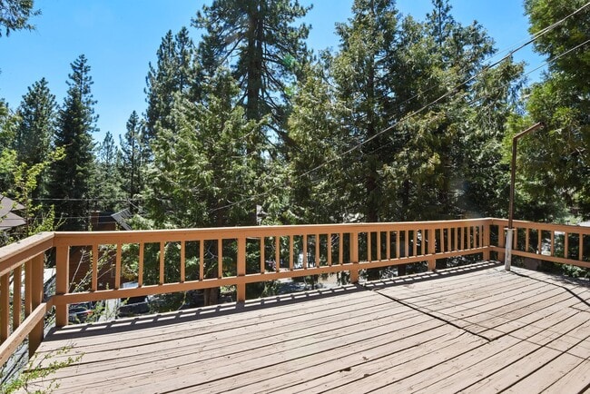 Building Photo - Cozy Armstrong Tract Long Term Furnished L...