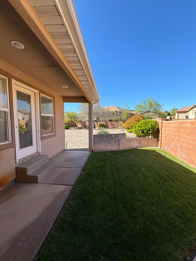 Building Photo - Gorgeous Little Valley Home!