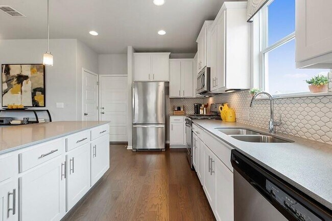 Building Photo - 420 Staunton Dr