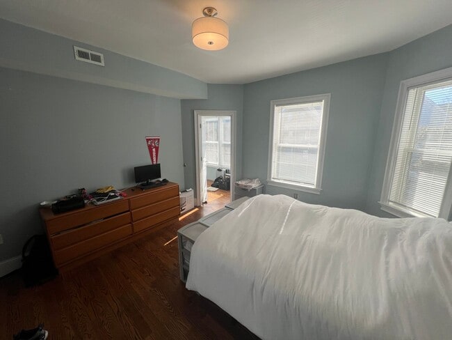 Building Photo - Very nice 3 bed 2 bath in Somerville... Don't miss out!