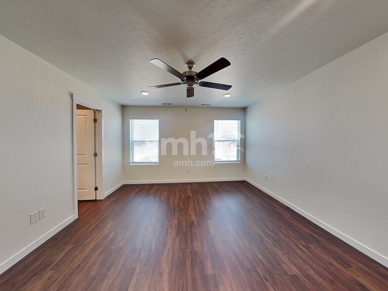 Building Photo - 1529 N Garnet Creek Ave