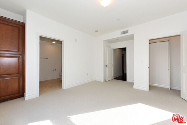 Building Photo - 2347 Fox Hills Dr