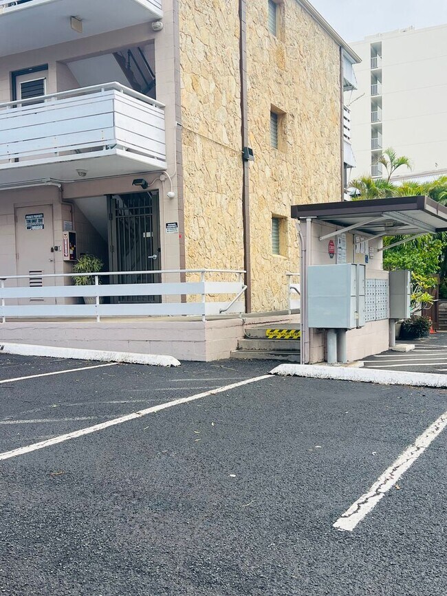 Building Photo - Charming & Breezy 1-Bedroom 1-Bath Hawaiiana Retreat