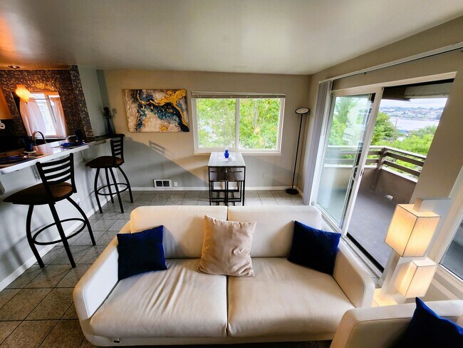 Building Photo - Furnished 2 bedroom Condo with view of Lake Union