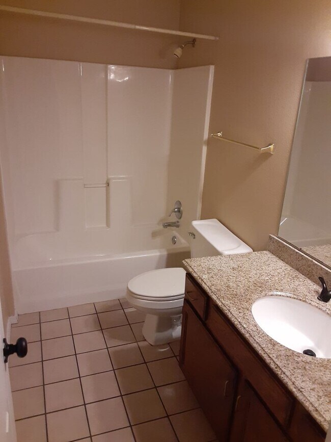 Building Photo - Great Townhouse in West Fayetteville