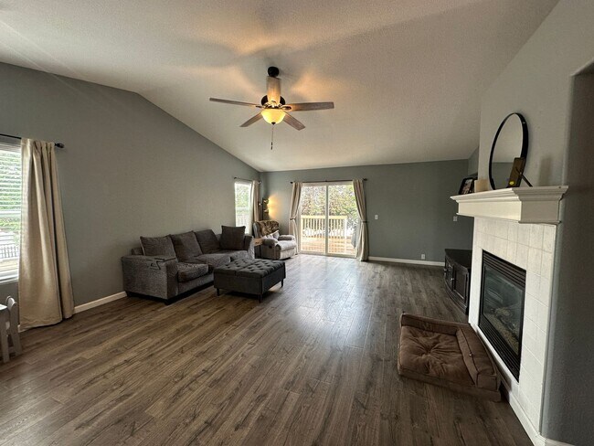Building Photo - 3 Bed Ranch Style Home with Awesome Fully Fenced Backyard Close to Ft Carson & Schriever Space Fo...