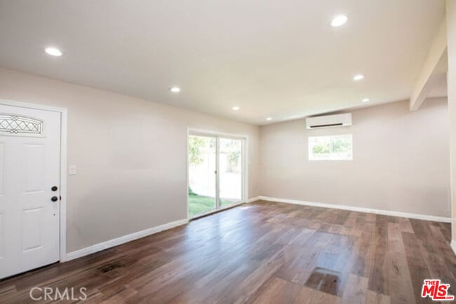 Building Photo - 526 W Ash Ave