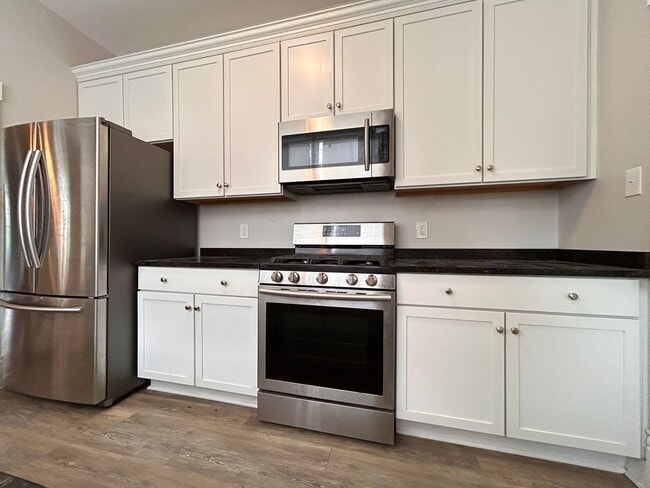 Building Photo - Charming 2-Bedroom Home -Close to Downtown...