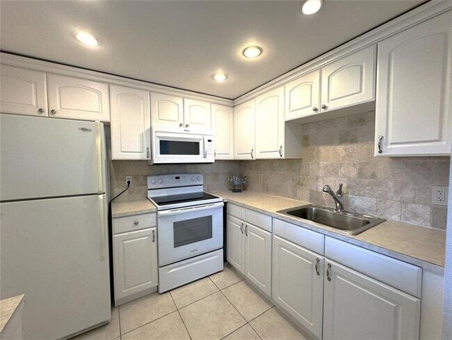 Building Photo - 526 Saxony Dr