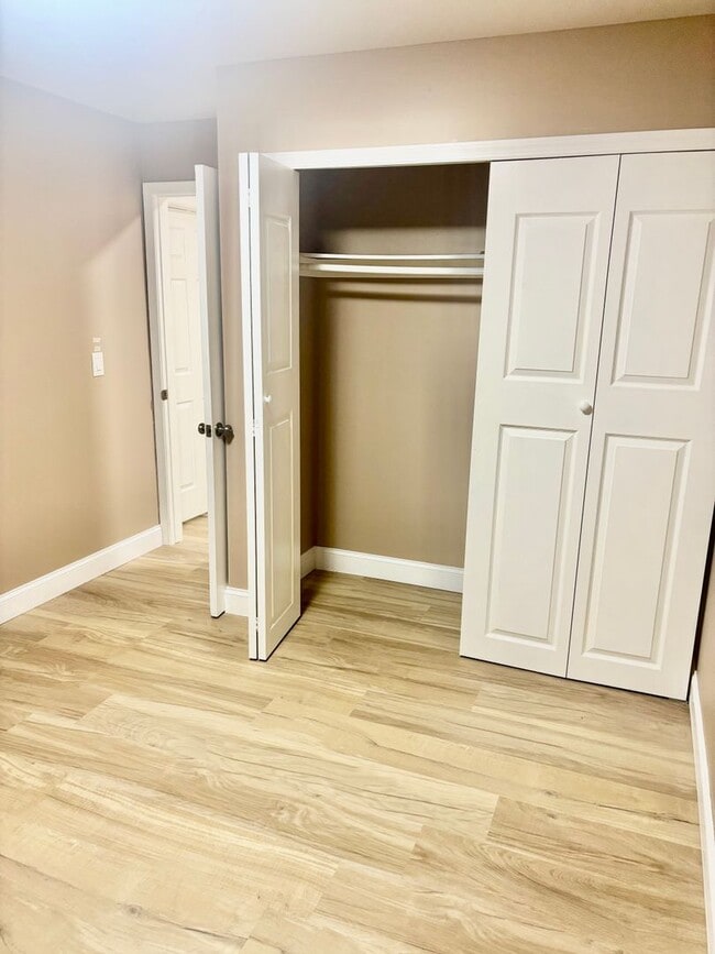 Building Photo - 2 Bedroom, 1 Bathroom Newly Renovated Cond...