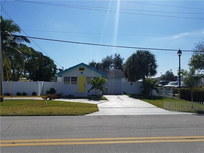 Building Photo - 1240 NE 34th Ct