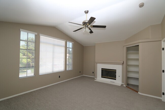 Building Photo - Beautiful 2 Story Home With Pool!!!