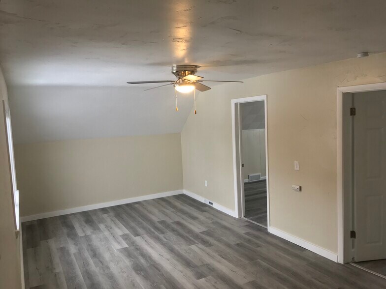 Building Photo - 1011 W College Ave