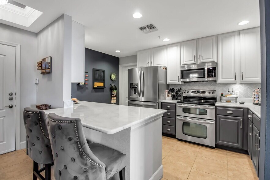 Building Photo - 808 3rd Ave W