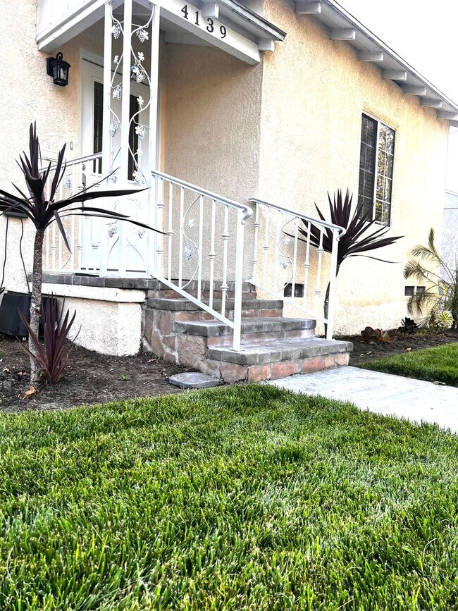 Building Photo - Single Family. 3-bed Home - Desireable Neighborhood!