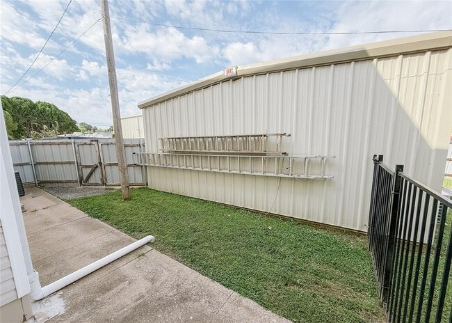 Building Photo - 1120 NW 51st St