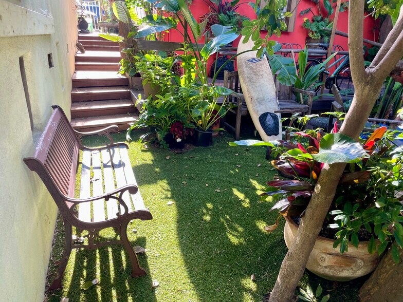 Shared courtyard with four other bungalows - 2918 Pacific Ave