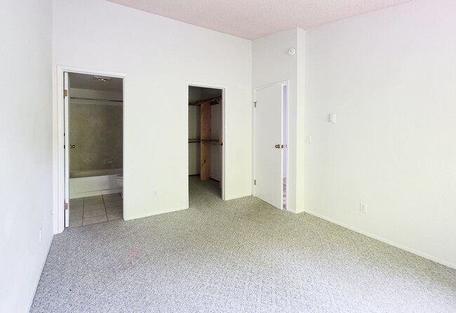 Building Photo - Charming, bright and peaceful condo close to ferries and shopping in Kingston!