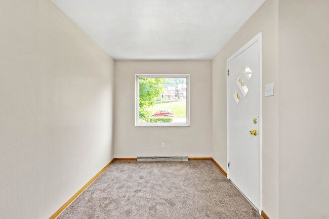 Building Photo - 447 Elm Rd