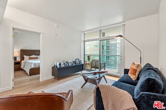 Building Photo - 13700 Marina Pointe Dr