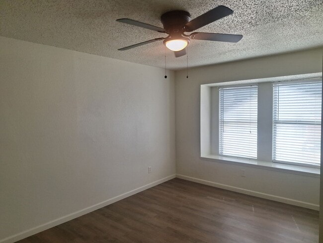 Building Photo - 3944-3946 Queens Ct