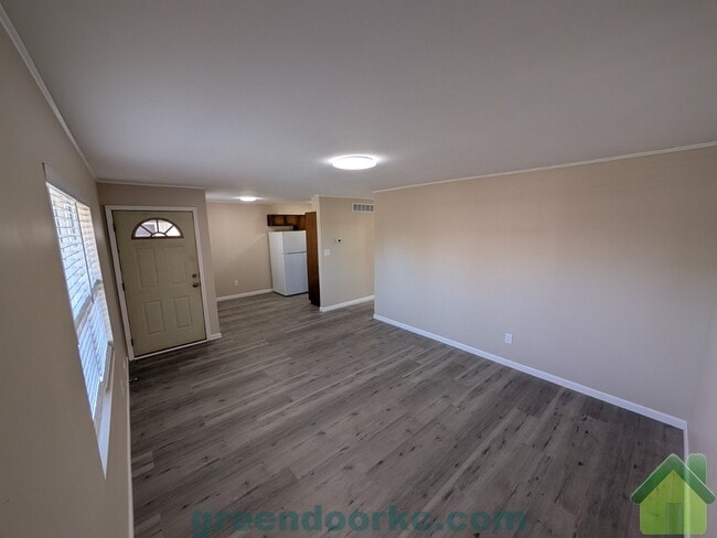 Building Photo - 412 Holiday Dr