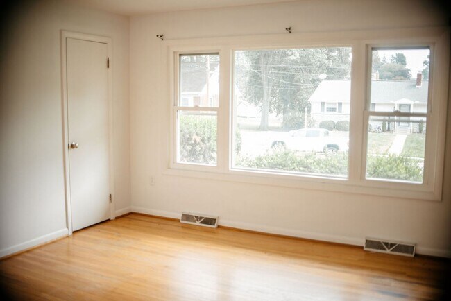 Building Photo - 425 Spring Dr