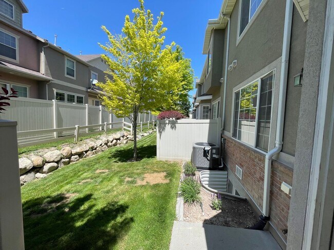 Building Photo - 4 bed 3 bath Townhome