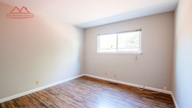 Building Photo - 5160 Westdale Dr