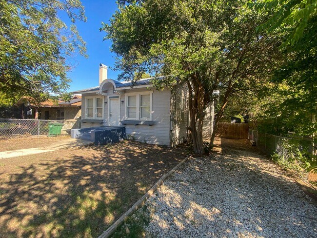 Building Photo - 2Bed/1Bath House for Rent! Available Now!