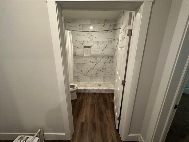 Building Photo - 370 Crestbrook Ln