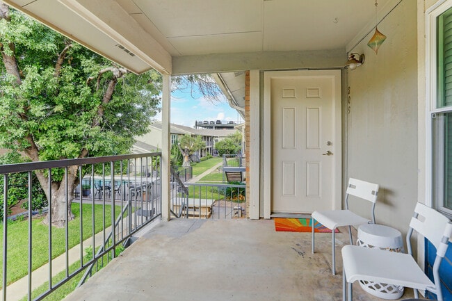 Building Photo - 2450 Ashdale Dr